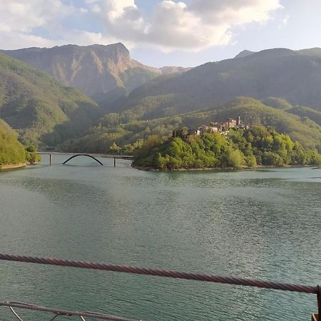 Casa Vacanze Al Colletto - Con Terrazza Panoramica In Centro Storico Vagli di Sotto Eksteriør bilde