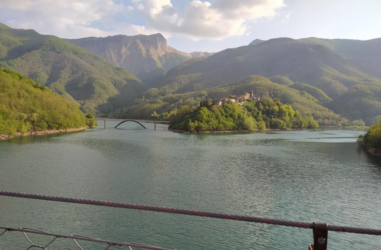 Casa Vacanze Al Colletto - Con Terrazza Panoramica In Centro Storico Vagli di Sotto Eksteriør bilde